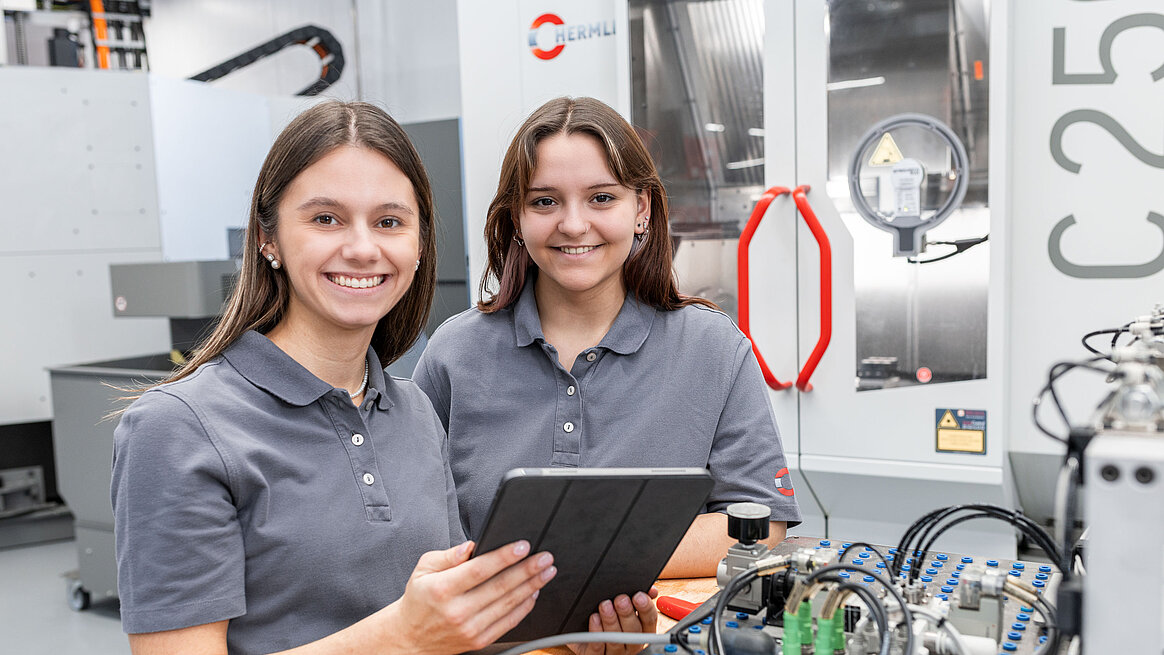 Studenten Elektrotechnik bei HERMLE