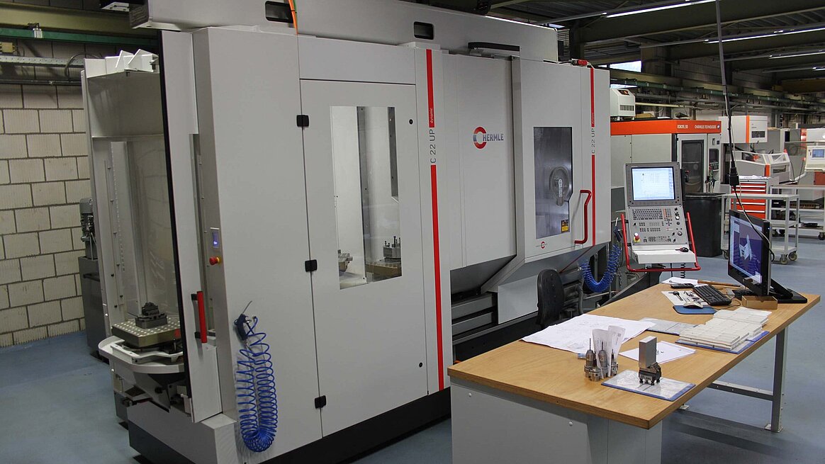 The 5-axis high-performance machining centre C 22 UP and pallet changer PW 150