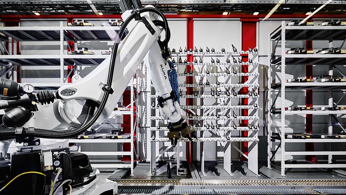 In the foreground, the industrial robots for loads of up to 240 kg; in the background, two rack units for workpiece pallets; in the middle, a rack unit for tools; and on the right, once again, a rack unit for workpiece pallets