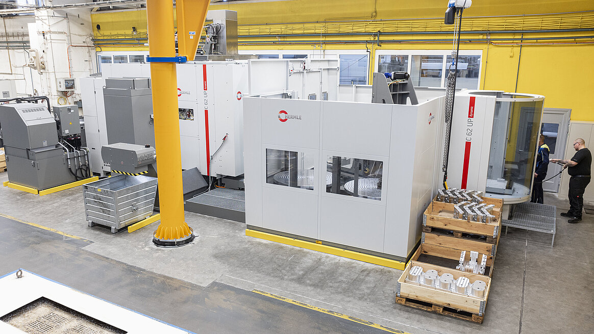 Die HERMLE C 62 UP dynamic mit angeschlossenem Palettenwechsler PW 3000 entkoppelt Rüst- von Bearbeitungszeiten und steigert dadurch die Produktivität deutlich. 