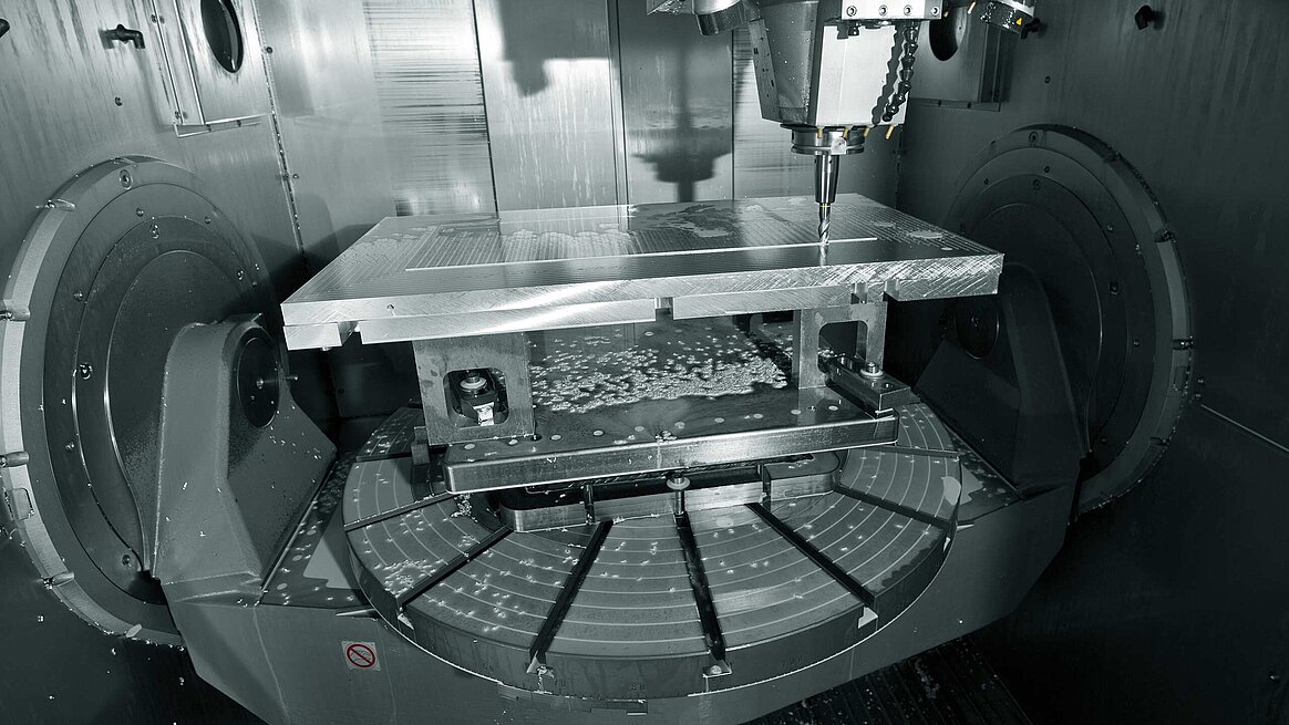 The working area of the C 50 U MT dynamic with turning function and the 1000 mm diameter NC swivelling rotary table; the high accuracy of Hermle machining centres enables complete machining of extremely large workpieces with supreme plane precision