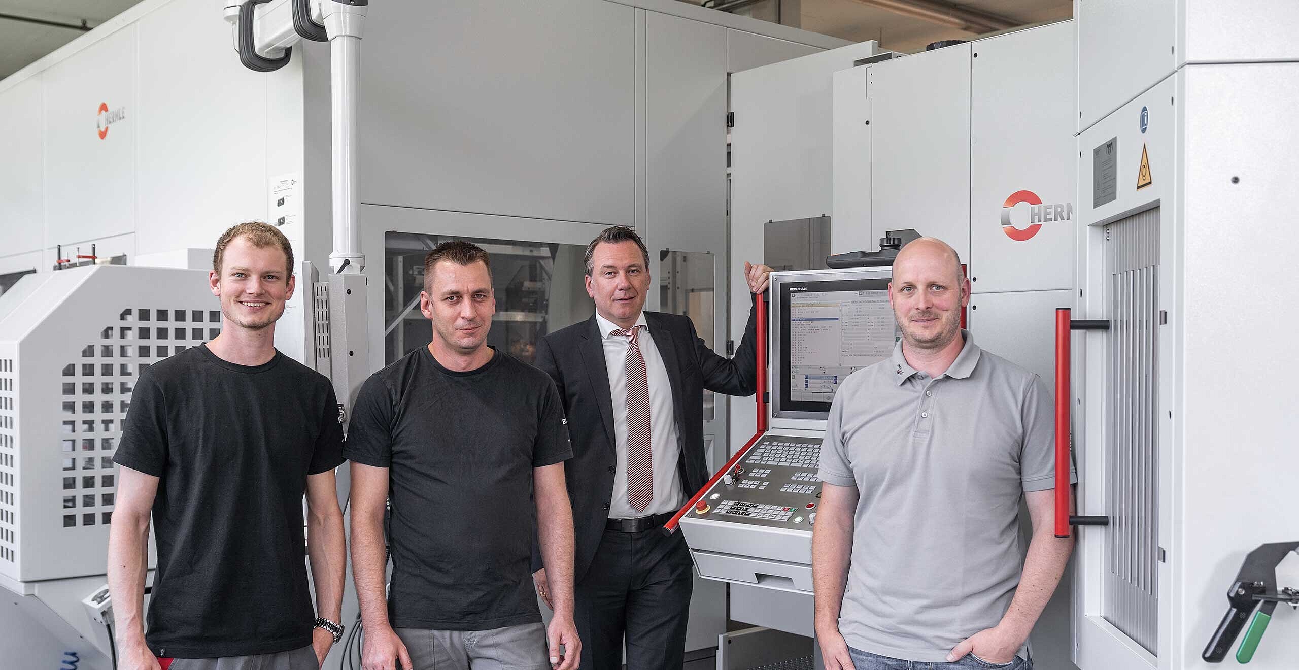 Programmierer Tobias Halter und Ulrich Breitenberger, Christian Simon, Gebietsverkaufsleiter der Hermle (Schweiz) AG, und Thomas Furger, Leiter CNC-Bearbeitung bei BWB-Betschart AG