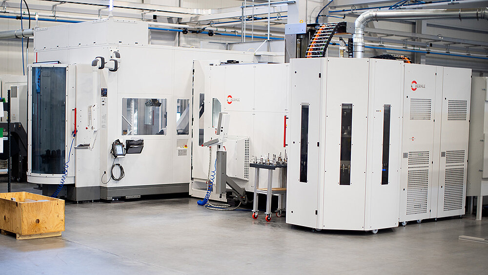 Two HERMLE C 32 high-performance machines are integrated with a single RS 2 robot cell 