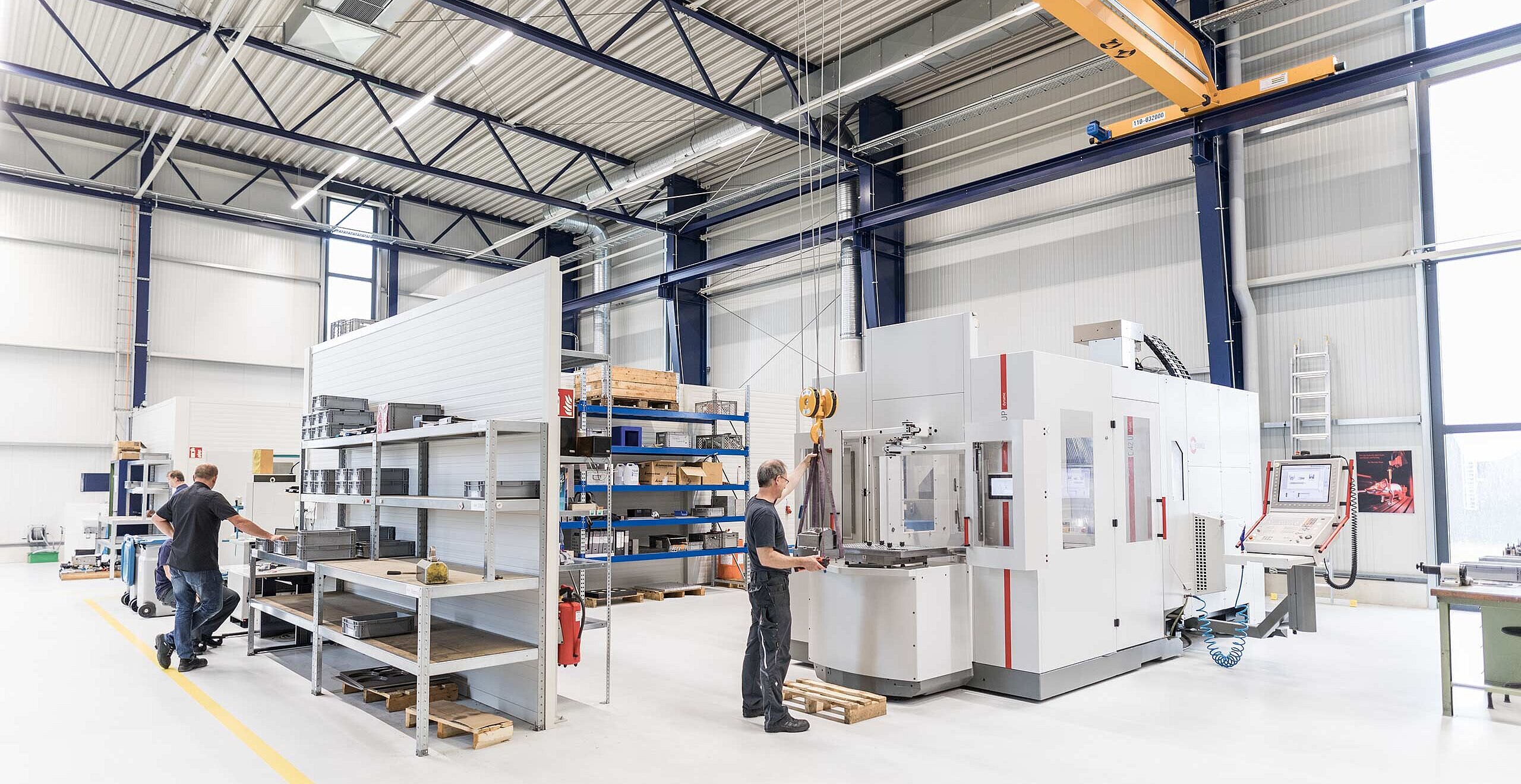 The Hermle machining centre at µ-Tec GmbH in Chemnitz, consisting of a 5-axis machining centre C 42 UP and a PW 850 pallet changer with front sided setup station PW 850.