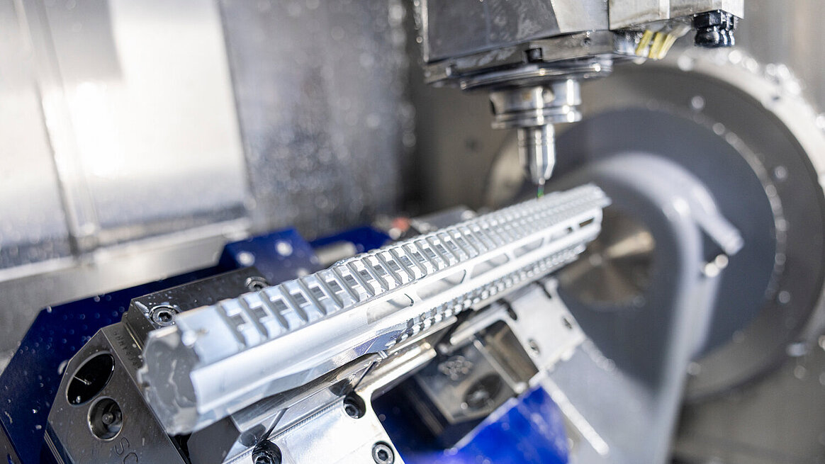 During the day, JEWA produces individual parts and small batches on the C 400; at night, the machining centre machines larger batches fully automatically. 