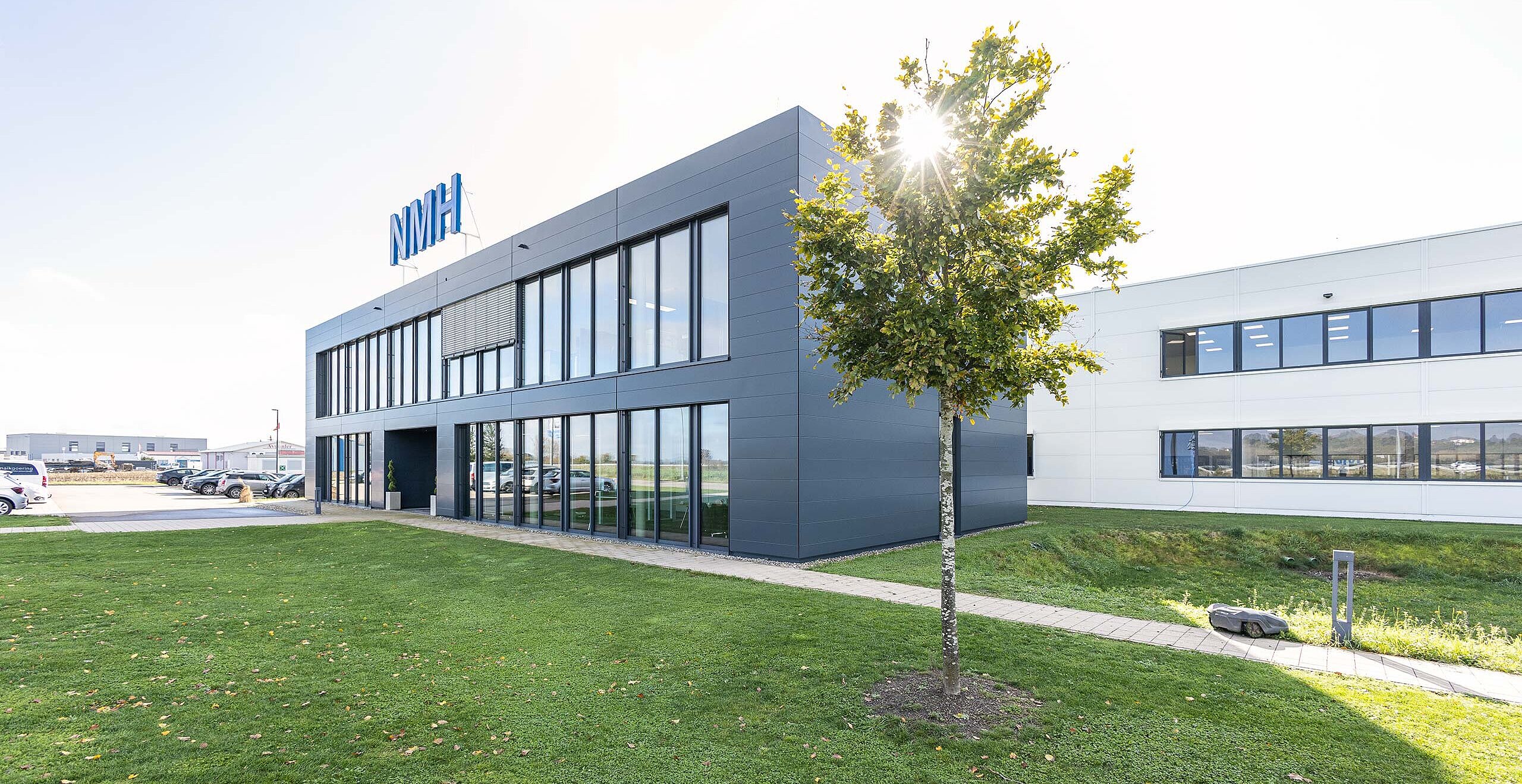 Neues Firmengebäude der NHM GmbH am Flugplatz in Hohentengen