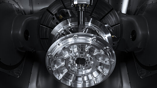 Bearbeitung eines Rotor head spacers auf einem HERMLE Bearbeitungszentrum