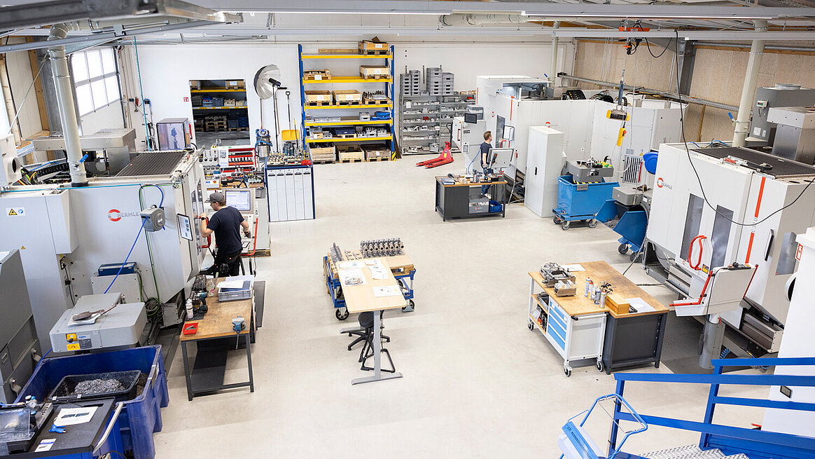 Die Fertigung von PAWA-Tech. PAWA-Tech setzt auf HERMLE: Zuerst mit der C 250 U, als nächstes folgte die C 32 U, und seit vergangenem Jahr zerspant auch eine automatisierte C 22 U die Bauteile.