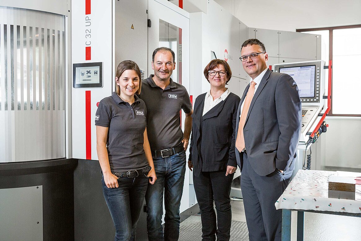Patricia Temel, responsible for CNC milling and the production of mechanical parts, Ingo Temel, managing director and technical director, and Brigitte Temel, head of commercial operations, all from tmv gmbh Metallverarbeitung & Vorrichtungsbau, and on the right Florian König, sales manager for Austria/South Tyrol at Maschinenfabrik Berthold Hermle AG