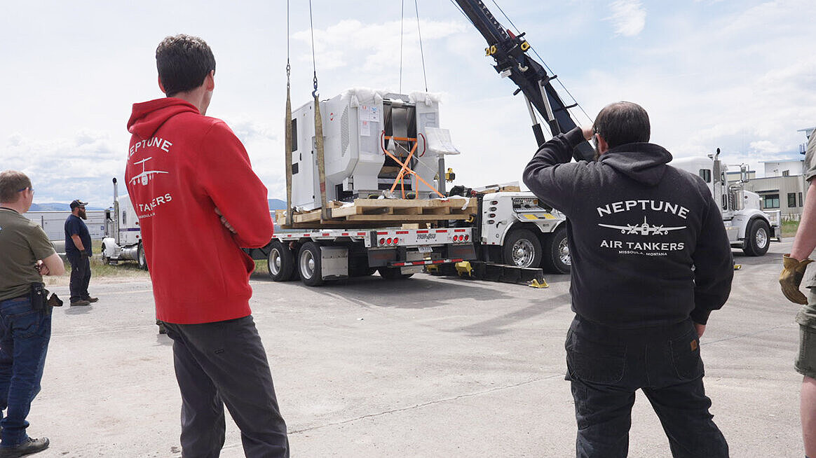 Die Mitarbeiter von Neptune Aviation beobachten, wie ihre neue HERMLE C 400 in ihrem Werk in Missoula, Montana, entladen wird.