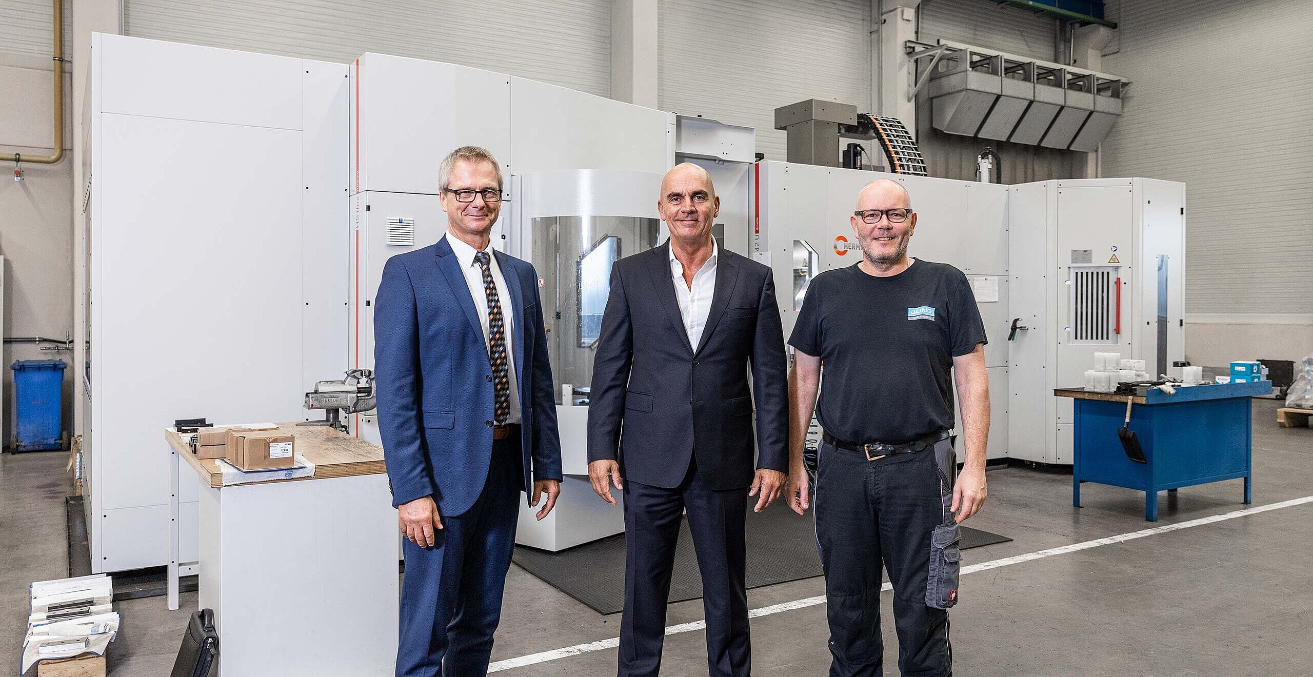 Andreas Glumpler, HPV Hermle Vertriebs GmbH, Matthias Jung, Geschäftsführer der Jung Werkzeugbau GmbH, und Thomas Faisz, verantwortlich für die mechanische Fertigung.