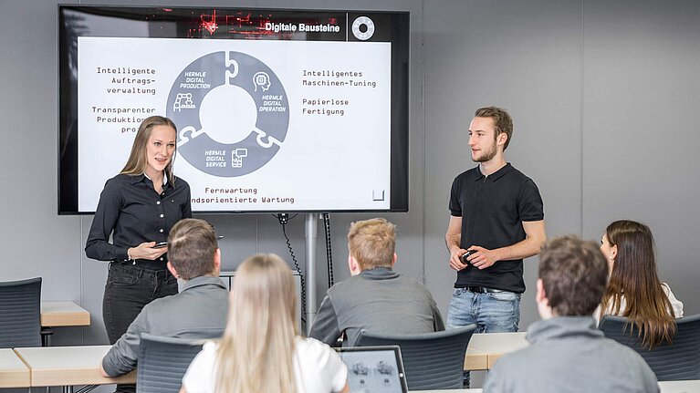 Anja Duda und Jonah Zimmerer Studierende bei der HERMLE AG