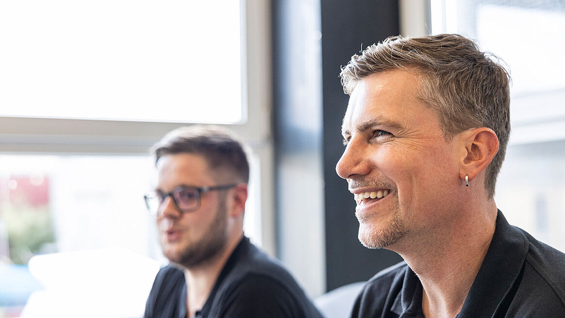 Abteilungsleiter Florian Lukats mit CNC-Fräser Max Schade.