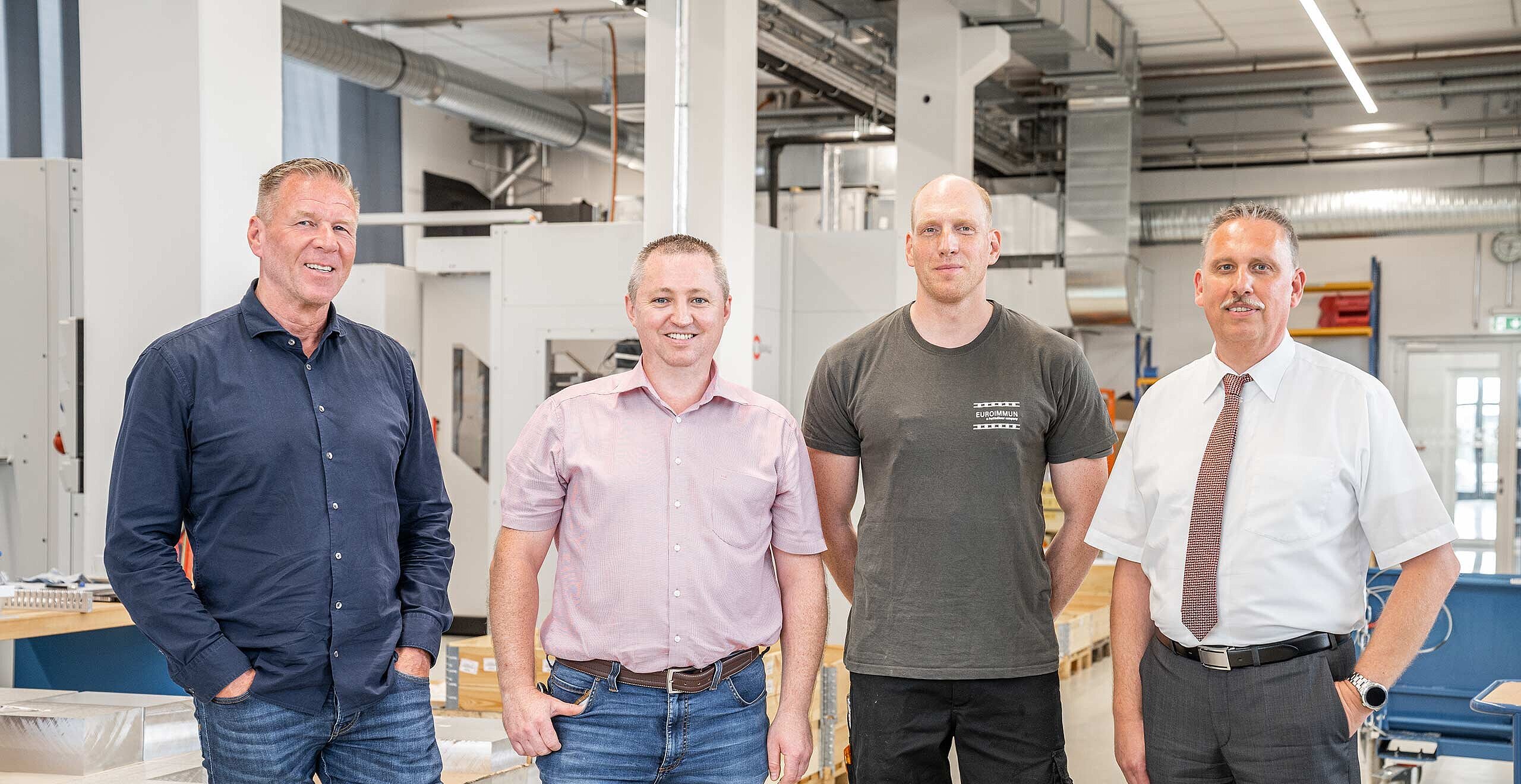 Martin Rateike (Bereichsleiter Konstruktion, Fertigung und Montage), Alexander Schmalz (Abteilungsleiter Zerspanung und Fertigung), Sven Beckenfelder (Programmierer und Bediener der 5-Achs-Fräszentren), alle von der EUROIMMUN AG, Thomas Mielke (HPV Hermle Vertriebs GmbH)