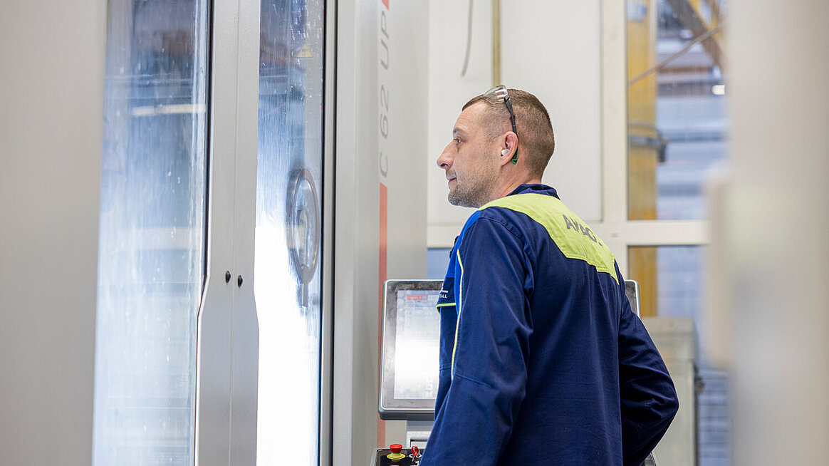 CNC-Fräser Jonathan Gabel von der Firma AMAG schätzt die Flexibilität, die der HERMLE Palettenwechsler bietet. Dadurch kann er mehrere Bauteile auf einmal vorbereiten.