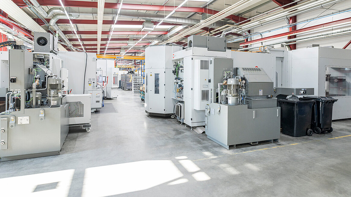 Insight into production at JEWA. JEWA relies on HERMLE – enabling the company to combine precision with high productivity. 