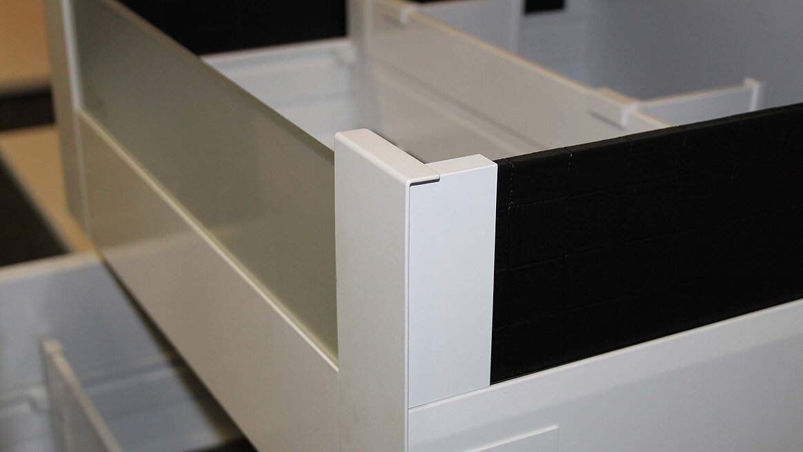 Verwendung der Abdeckkappen aus Kunststoff als Steckelement mit innenliegenden Funktions- und außenliegenden Sichtflächen