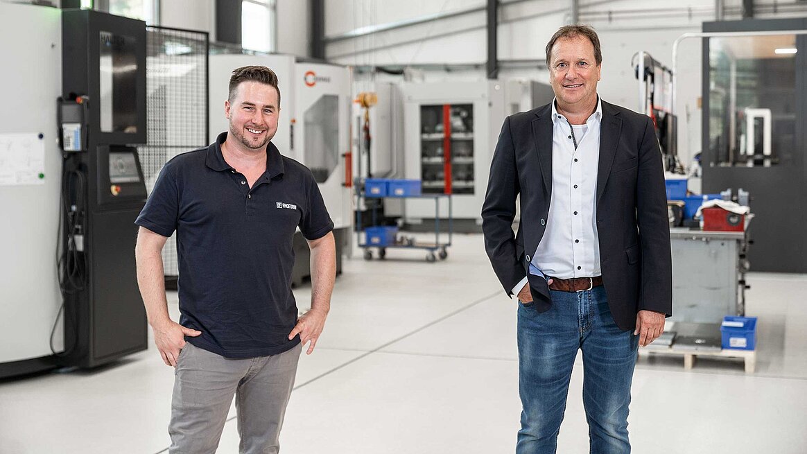 Von links: Tobias Slezinski, Abteilungsleiter Zerspanung und Roland Hermle, Geschäftsführer der EROFORM GmbH