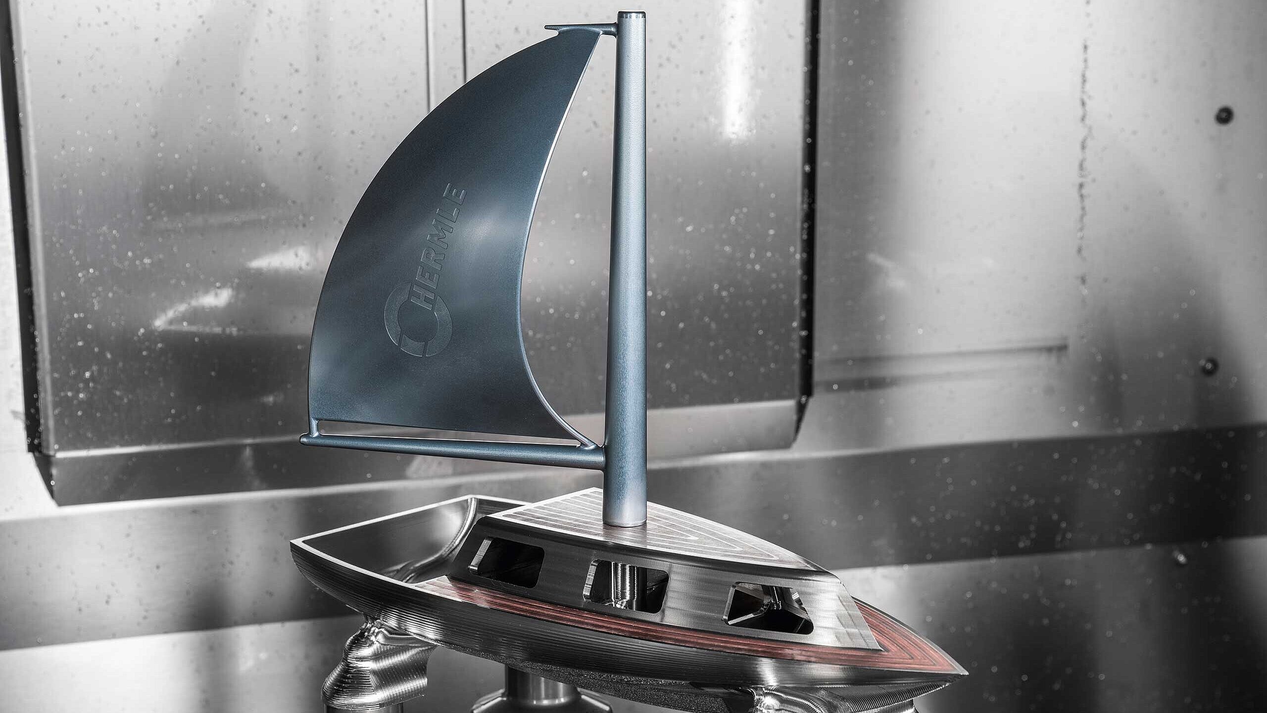 Modell eines Segelboots welches mit Hilfe einer Hermle-Maschine gefertigt wurde