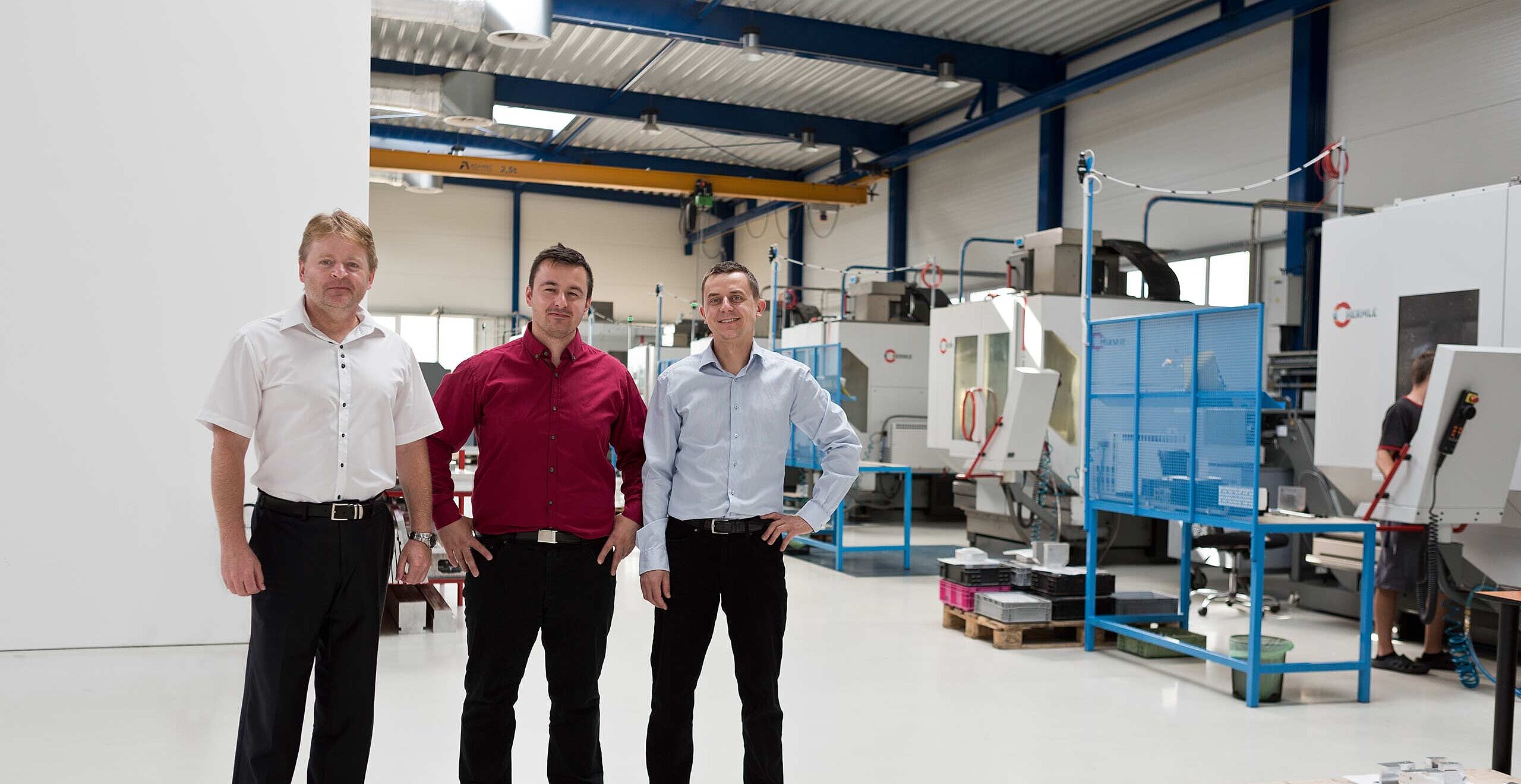 Von rechts nach links Petr Stencel, CEO/Geschäftsführer Vertrieb, Petr Michalek, CTO/Geschäftsführer Produktion, beide von AXIS TECH s. r. o. in CZ-Opava-Katerinky, und Martin Skukalek, Außendienstmitarbeiter der Hermle Ceska Republika