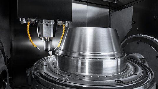 Drehmaschine für den Bau einer Tischplatte im Maschinenbau