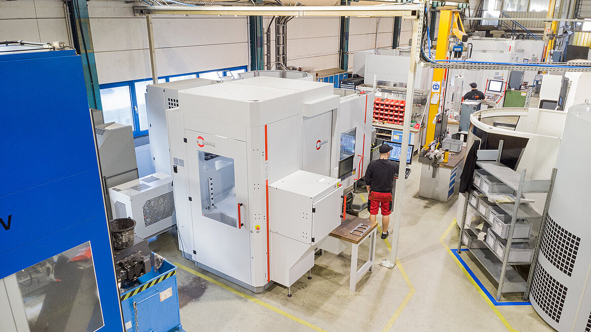 24/5 automated production – the HERMLE 5-axis machining centre C 22 U with the adapted robot system RS 05-2.