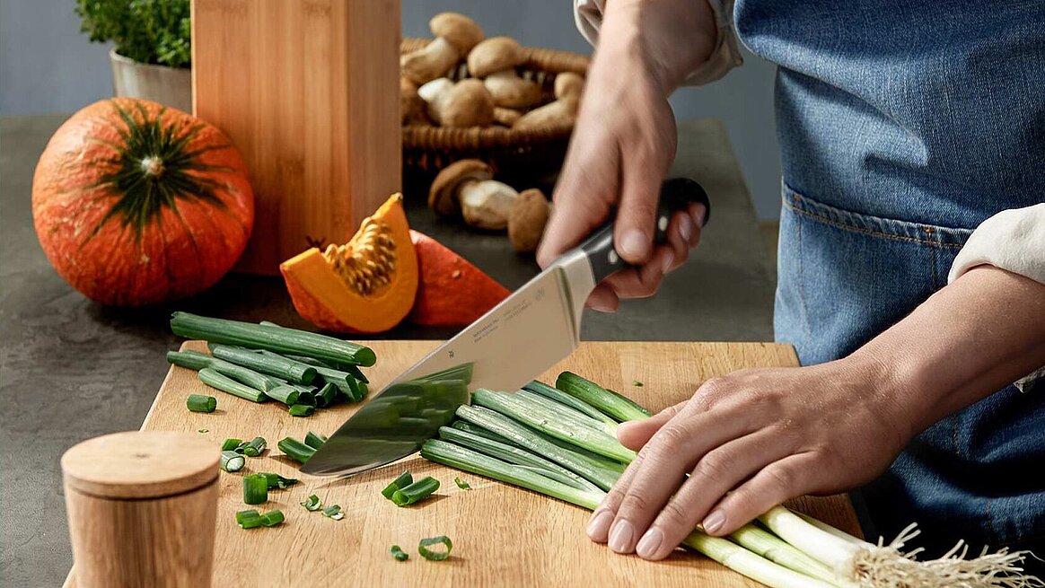 Ein Lauch wird in einer Küche mit WMF-Messer geschnitten
