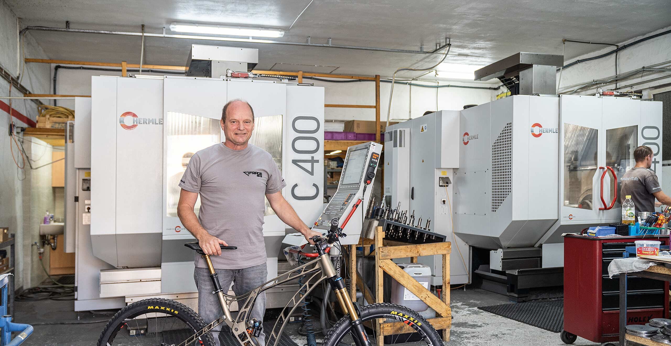 Bernd Iwanow mit einem Fahrrad, welches auf der C 400 U von Hermle gefräst wurde