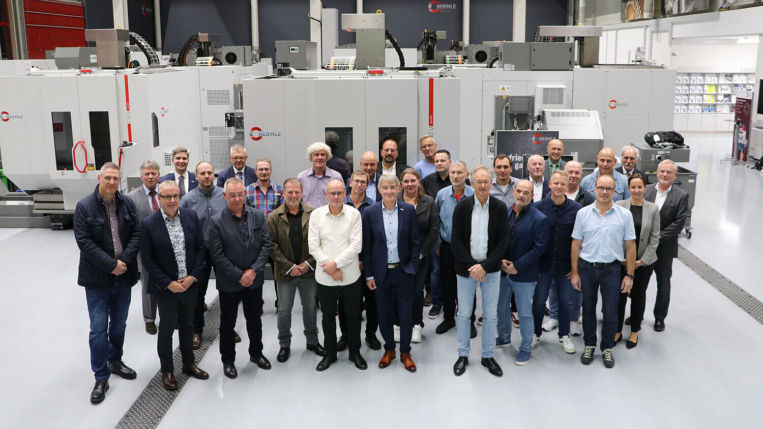 HERMLE Jubilare mit 25 und 40 Jahren Betriebszugehörigkeit mit den Gratulanten im Technologie- und Schulungszentrum am Standort Gosheim