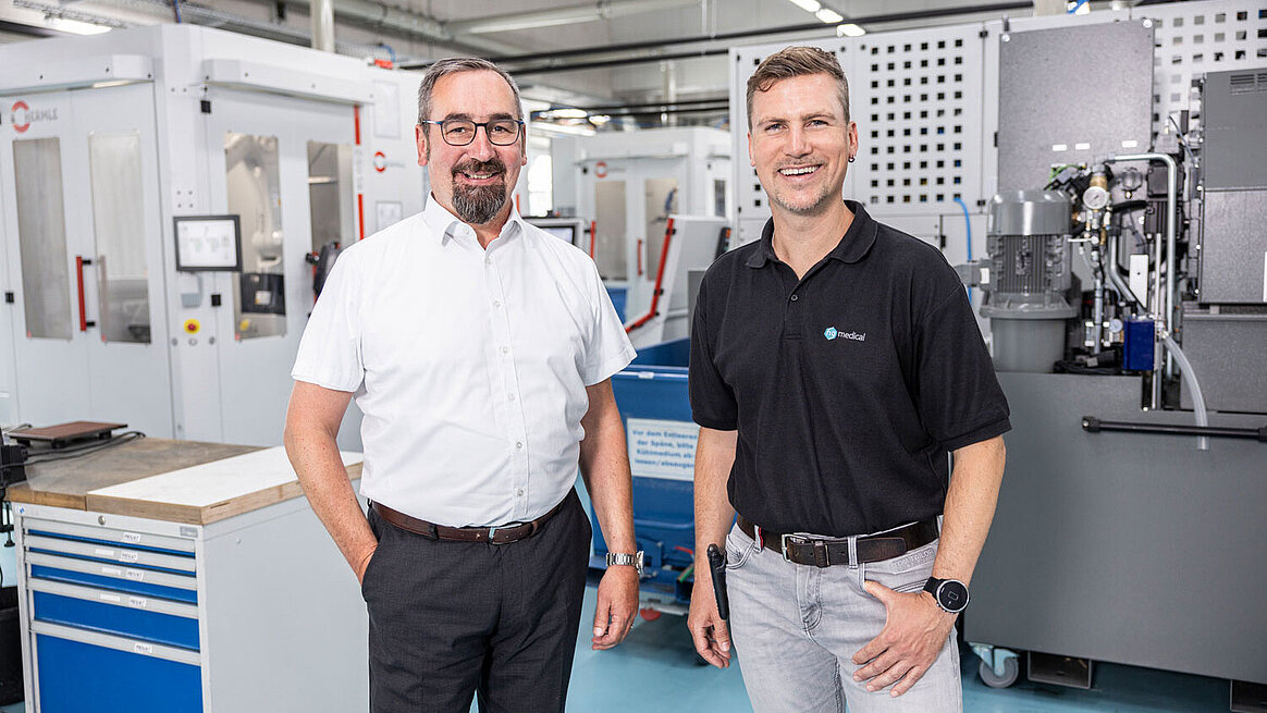 Stefan Bux von der HPV HERMLE Vetriebs GmbH und Florian Lukats von der hg medical GmbH
