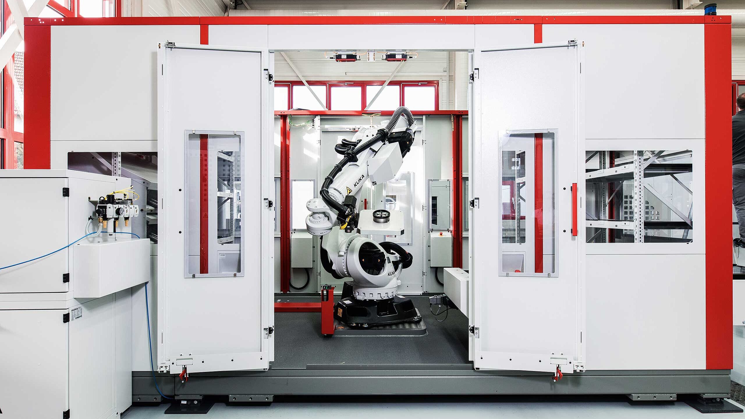 Robotersystem RS 2 Kombi mit Kanban, adaptiert an ein 5-Achsen Bearbeitungszentrum C 32 U dynamic von Hermle