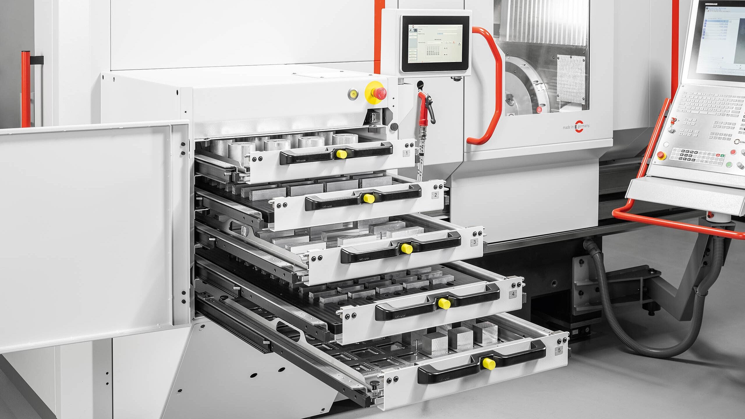 Ansicht auf den 5-fach Schubladenspeicher des Robotersystems RS 05-2 von Hermle