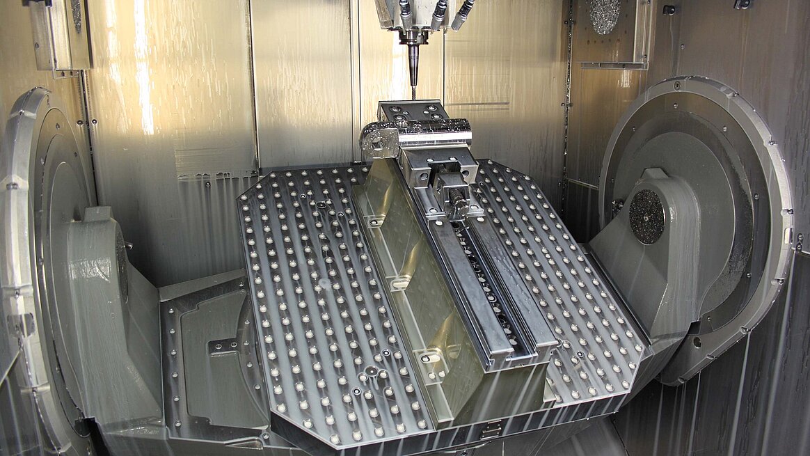 Working area (1000 x 1100 x 700 mm, X/Y/Z) of the Hermle 5-axis machining centre's C 50 UP and the NC rotary table 700 mm in diameter for pallets 800 x 800 mm to hold workpieces weighing up to 2000 kg