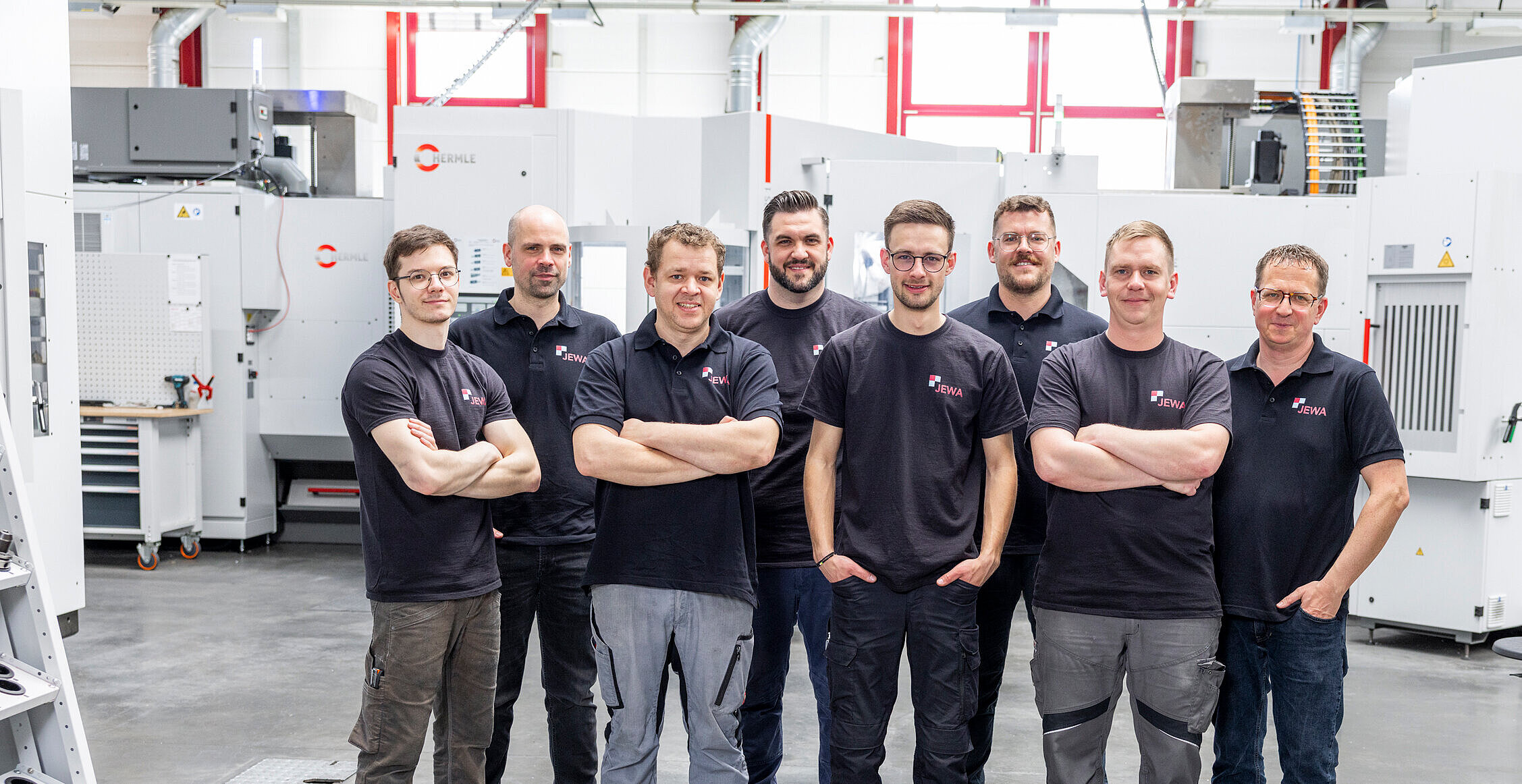 Die Fräs-Experten bei JEWA schätzen die Arbeit an den zuverlässigen HERMLE Maschinen.
