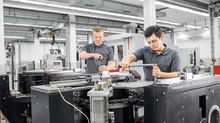 Patrick Götz und Patrick Simon Auszubildende als Industriemechaniker bei der HERMLE AG