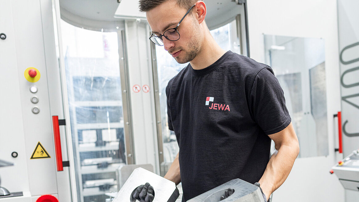 CNC-Fräser Max Schneider schätzt die hohe Präzision der Maschine und die gute Bedienbarkeit.