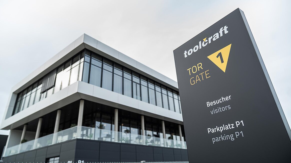 Gebäude und Schild von toolcraft