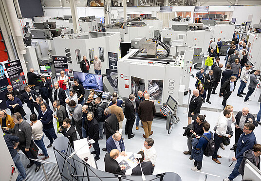 Volle Gänge mit 2550 Besuchern an vier Messetagen bei der HERMLE Hausausstellung