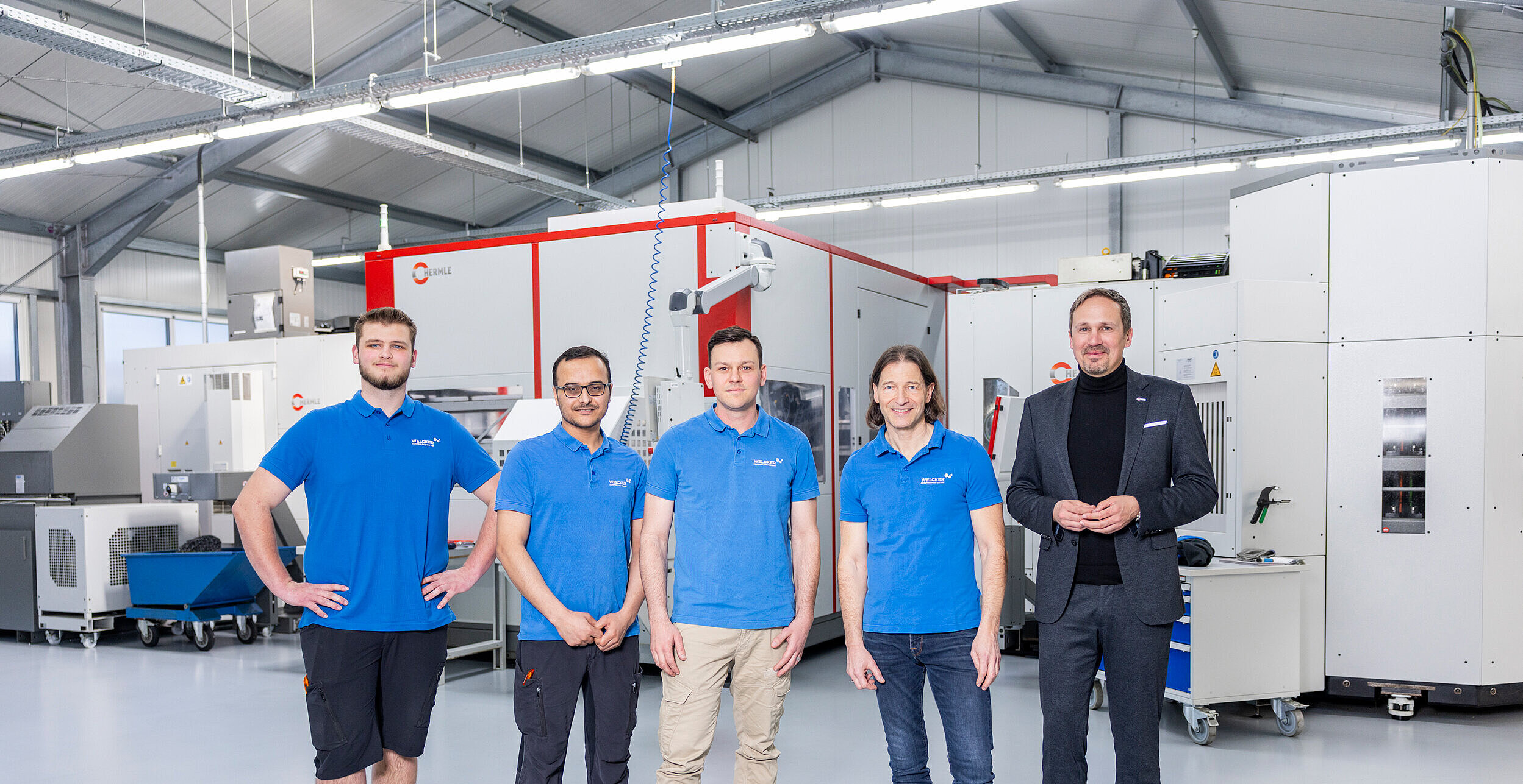 Das Team von CNC-Welcker – Timo Stock, Rami Sonntag, Bernd Schuff und Torsten Welcker – zusammen mit Ralf Schleuning Vertriebsaußendienst HERMLE