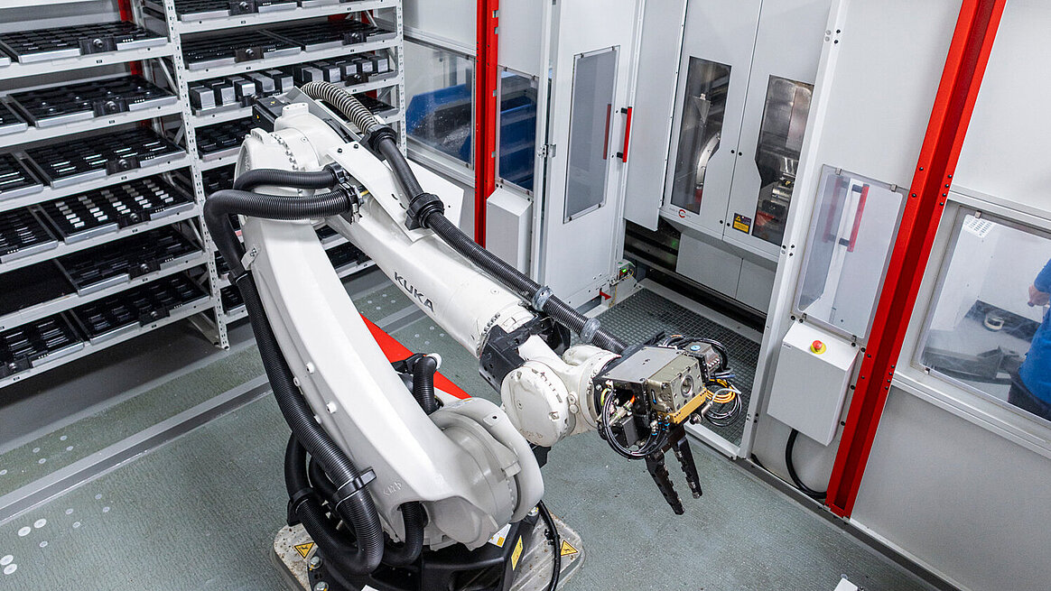47 Matrizen und acht Paletten im HERMLE Robotersystem RS 2, 750 Werkzeuge in den Bearbeitungszentren – die Möglichkeiten sind quasi unbegrenzt.