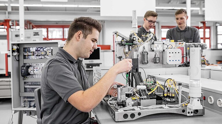  Christoph Gehring, Philipp Seifried und Darius Aicher Auszubildende als Mechatroniker bei der HERMLE AG