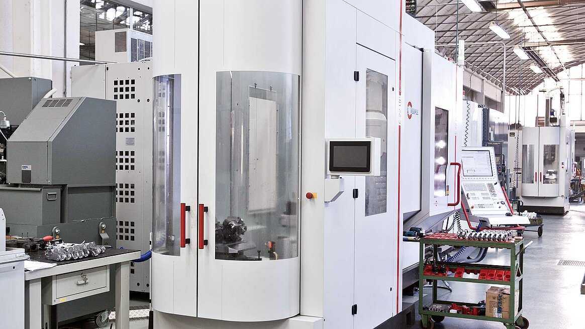 The front view of the setup station of the Hermle PW 150 pallet storage and changing system that is connected with the Hermle machining centre C 22 U