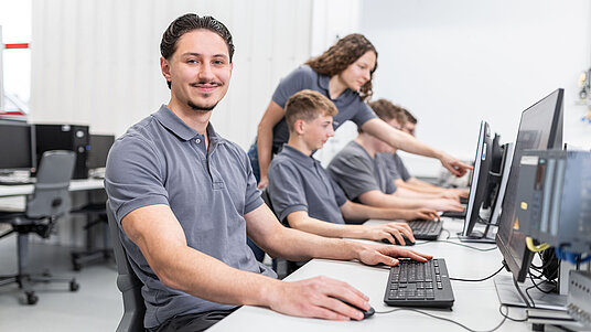 Informatik Student bei HERMLE