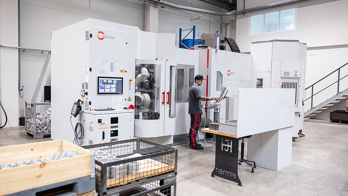 CNC milling operator Marco Kaspar from the company HEIM first heard about the HERMLE automated solution through an online video: “The system matches our requirements perfectly.”