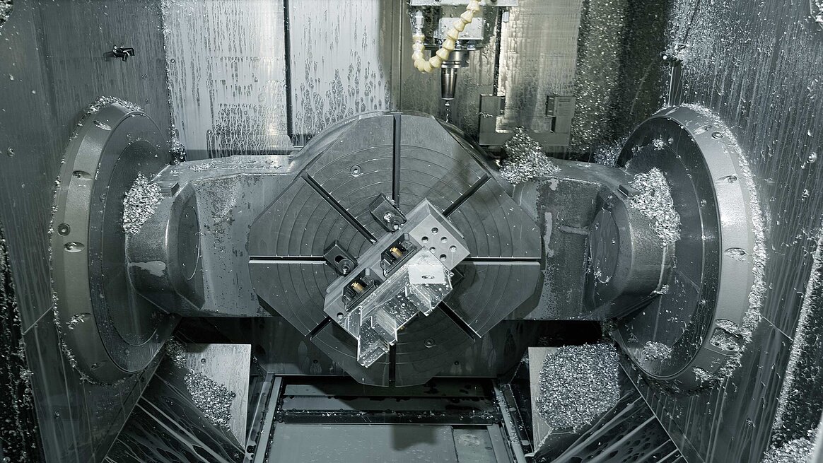 The working area of the C 40 U with the 700 x 700 mm diameter NC swivelling rotary table for five-axis/five-side complete/simultaneous machining of technically demanding workpieces