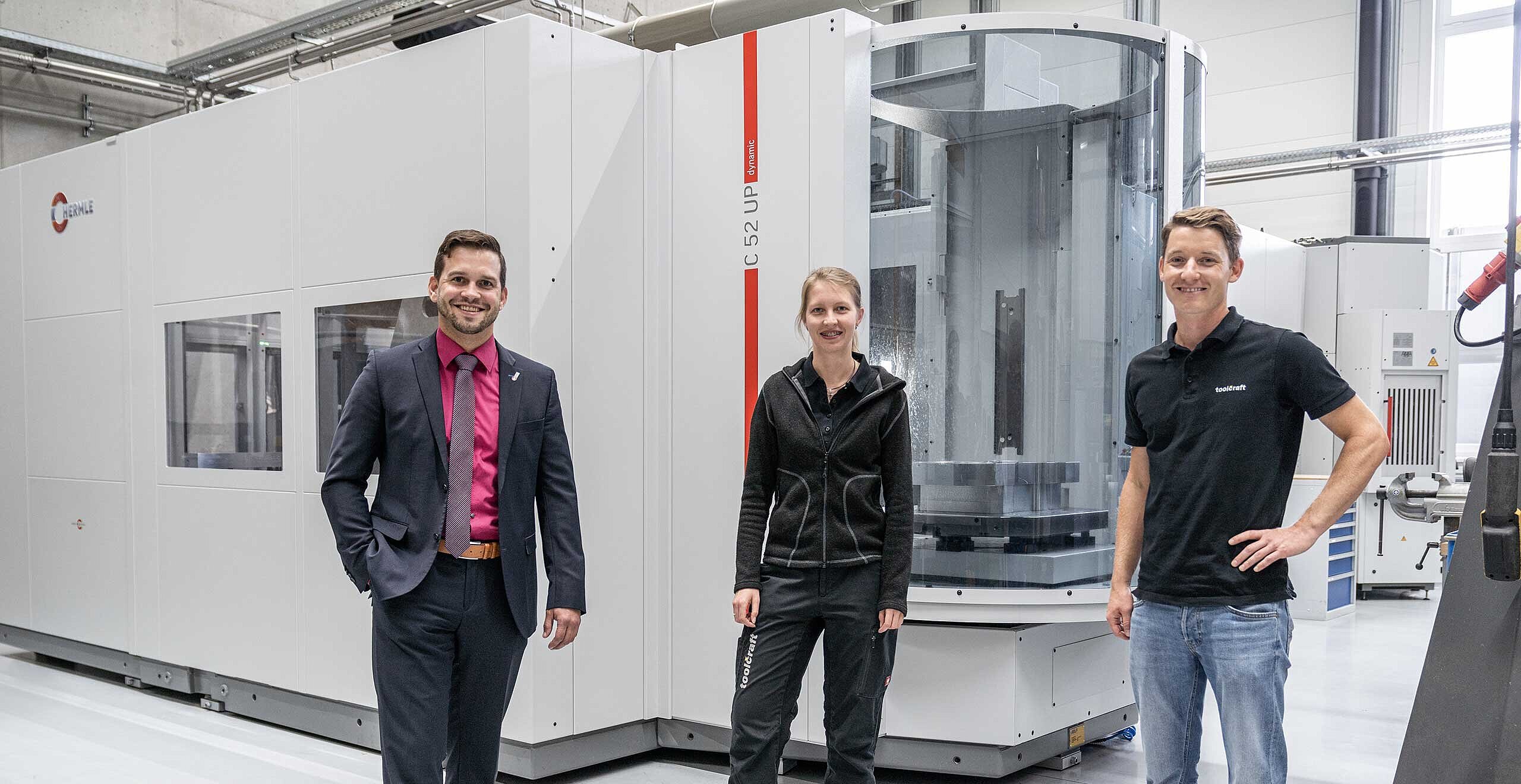 Benjamin Schuh, HPV Hermle Vertriebs GmbH, Zerspanungsmechanikerin Jasmin Zippel und Jonas Billmeyer, Bereichsleiter Zerspanung bei der toolcraft AG