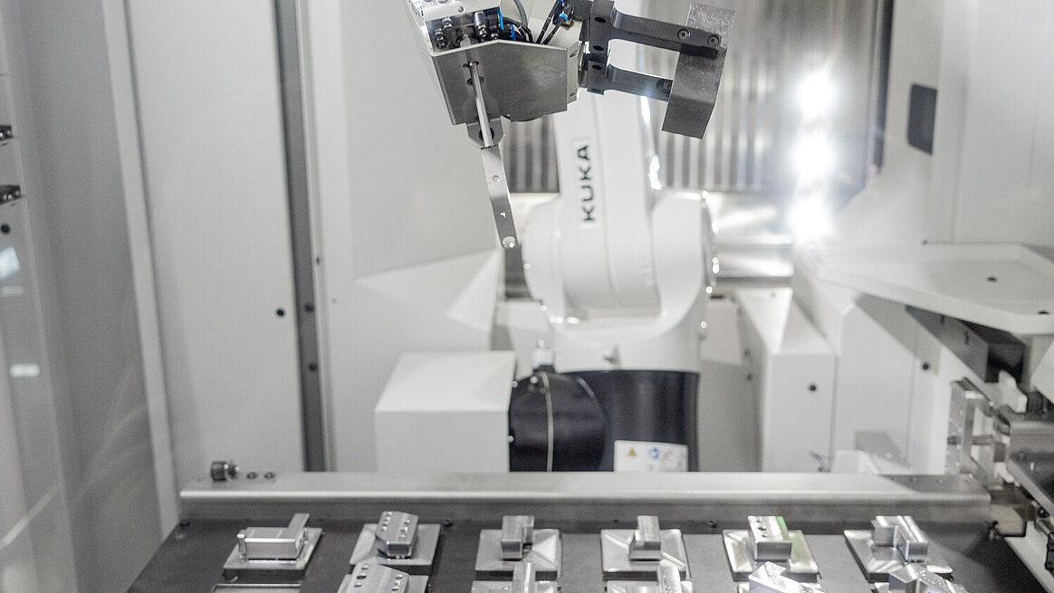 FWM primarily produces individual parts for the automotive sector on the HERMLE machining centre C 22 U.