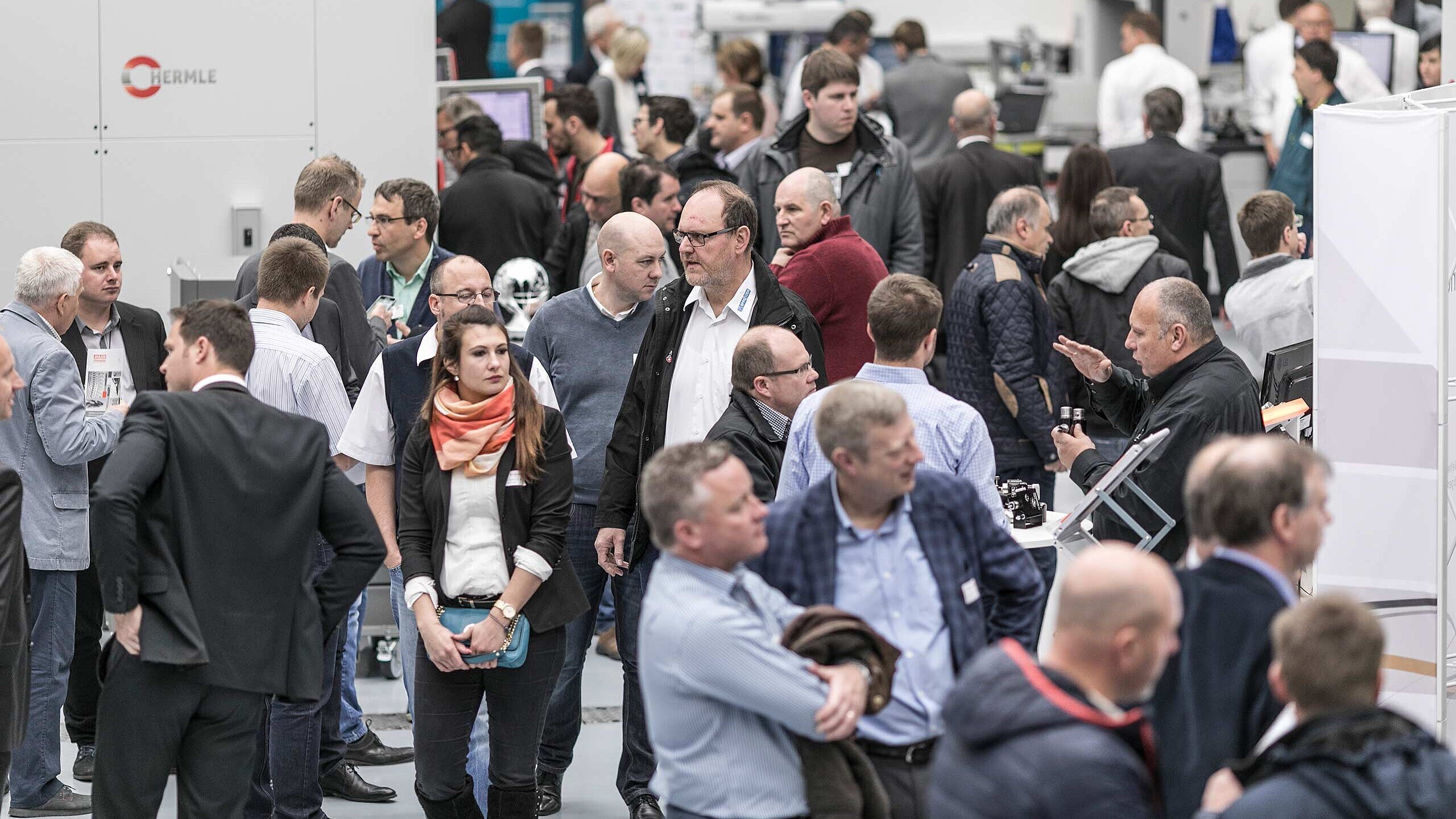 Blick auf die Besucher der Hausausstellung von Hermle