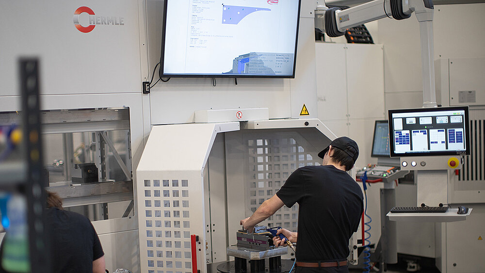 STIWA US CNC-Bediener an HERMLE Bearbeitungszentrum