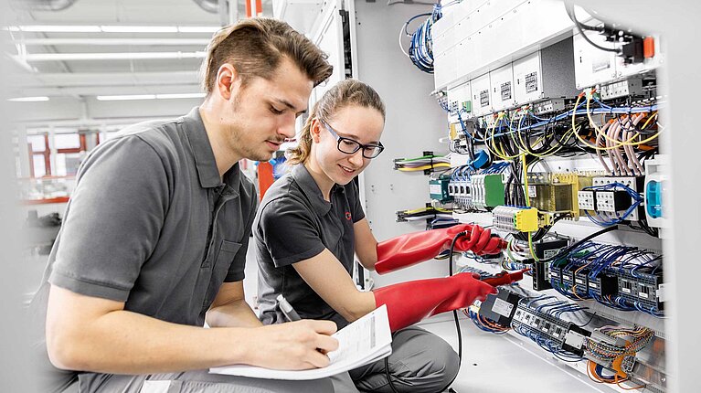 Janik Hausherr und Birgit Balzer Auszubildender als Elektroniker bei der HERMLE AG